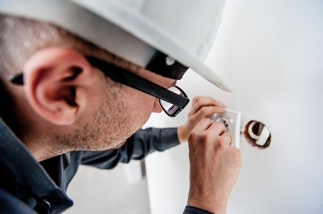 electrician-gcca45072a_640