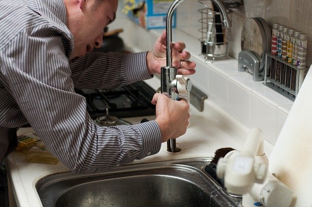 plumber-g78596fb74_640