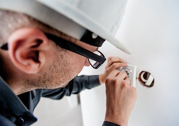 electrician-gcca45072a_640