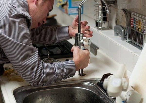 plumber-g78596fb74_640